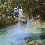 Amber Akyaka * Ula