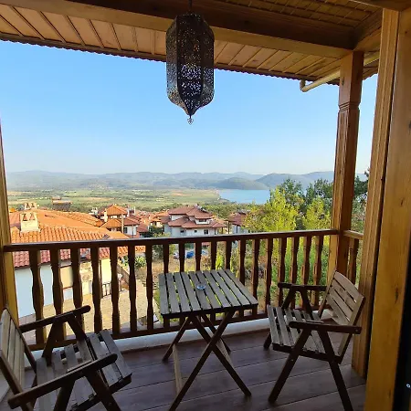 Nyaraló Amber Akyaka *